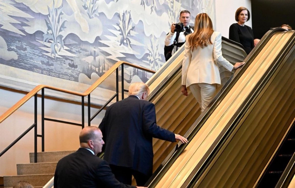 "ทรัมป์" ชี้นิ้วใส่ "เมลาเนีย" บนมารีนวัน รักและห่วงใย ใช่หยุมหัว