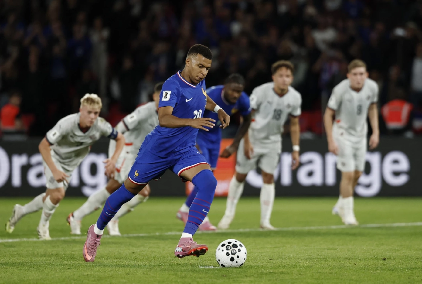 อังกฤษถล่มเซอร์เบีย 5-0 ขณะที่ “เอ็มบัปเป้” และ “โรนัลโด้” ช่วยฝรั่งเศส-โปรตุเกสเก็บชัย