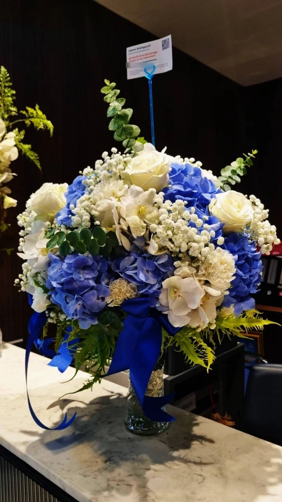 "เท้ง หัวหน้าพรรค ปชน." ส่งดอกไม้ยินดี "นายกฯหนู" จัดช่อดอก-ผูกโบว์น้ำเงิน