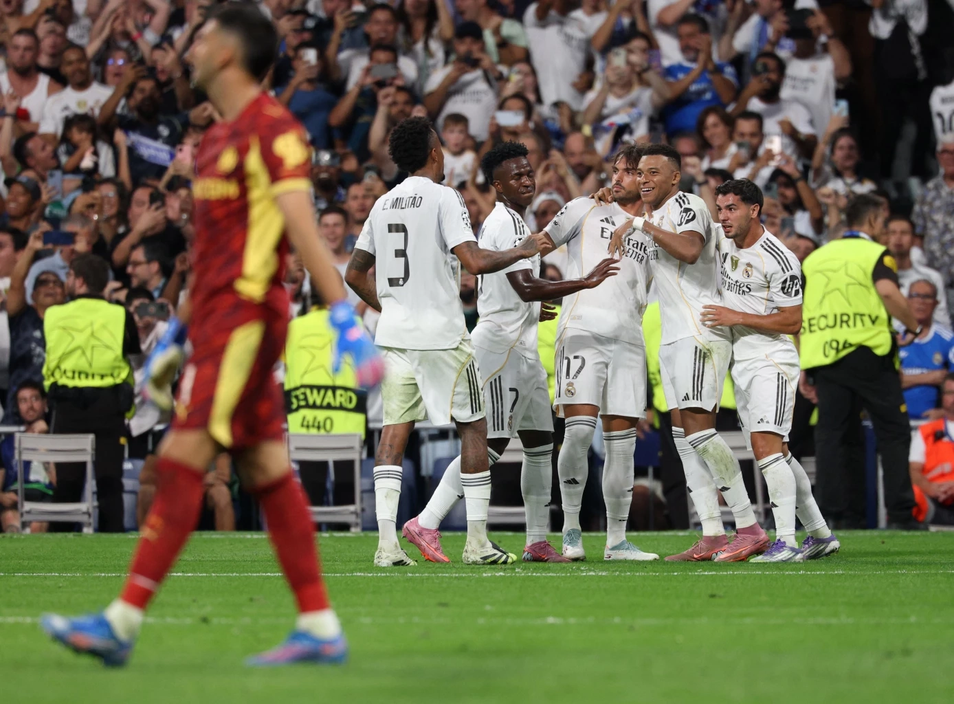 เจาะลึก 5 ประเด็นเด็ด UCL นัดแรก: จากการทุบสถิติ สู่ปาฏิหาริย์ของทีมรองบ่อน