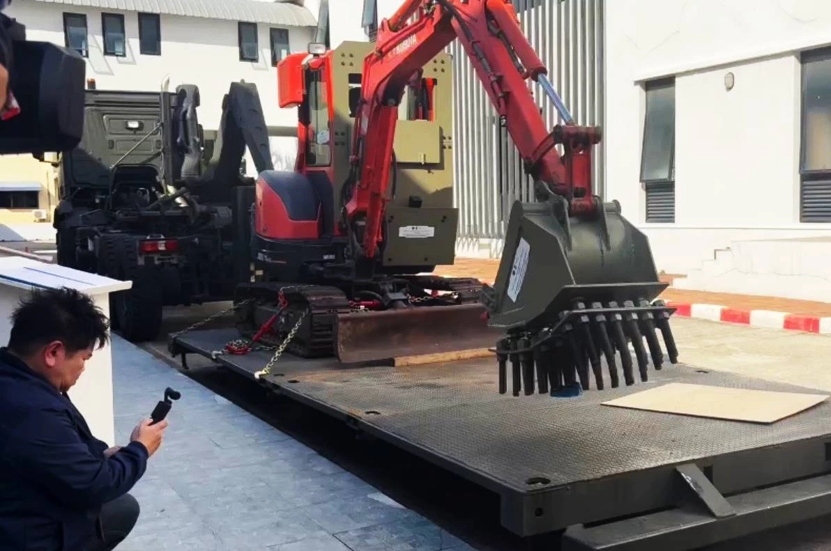 สุดยอด! นศ.วปอ.67 พัฒนารถตักหุ้มเกราะต้นแบบ "ทำลายทุ่นระเบิด" ส่งมอบ ทบ.(มีคลิป)