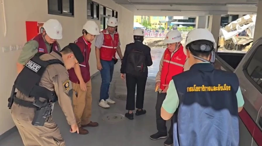 พบรอยแยกพื้น สน.สามเสน มากกว่าเมื่อวาน อย่างมีนัยยะ อาคารเอียง!