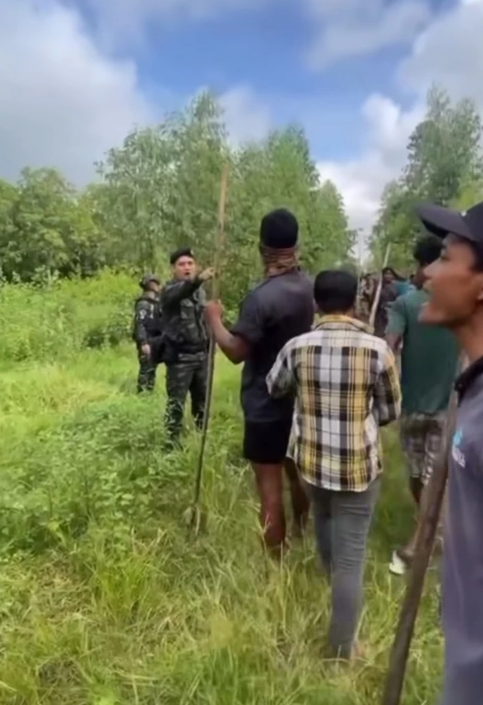 ทหารกัมพูชา ปลุกม็อบชาวบ้าน ลุกฮือ ถือไม้เผชิญหน้าทหารไทย