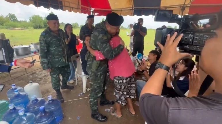 ทหาร-ชาวบ้านหนองหญ้าแก้ว ล้อมวงกินข้าวเคลียร์ใจ ปมปักธงชาติ