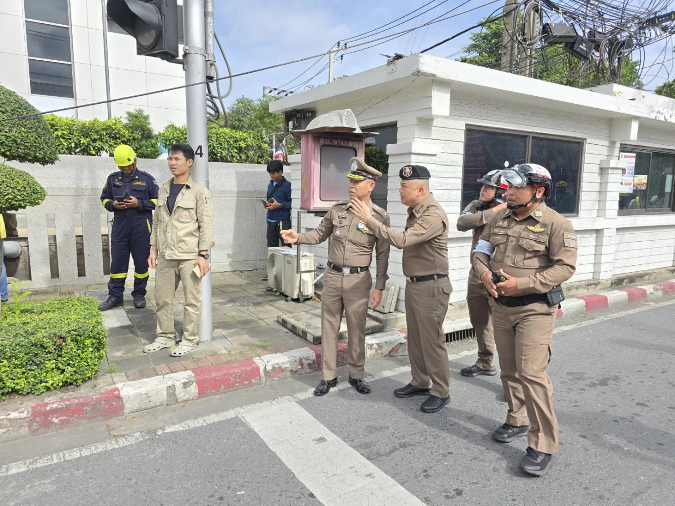 ผบ.ตร.สั่งดูแล ถนนทรุดหน้า "วชิรพยาบาล" แนะเส้นทางเลี่ยง