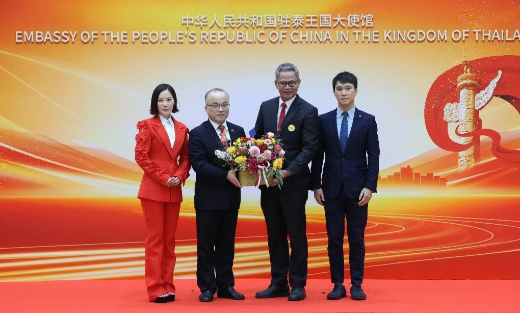 นายบากบั่น บุญเลิศ รองประธานกรรมการบริหาร เนชั่น กรุ๊ป มอบกระเช้าแสดงความยินดีแก่ นายอู๋ จื้ออู่ อัครราชทูตจีนประจำประเทศไทย 