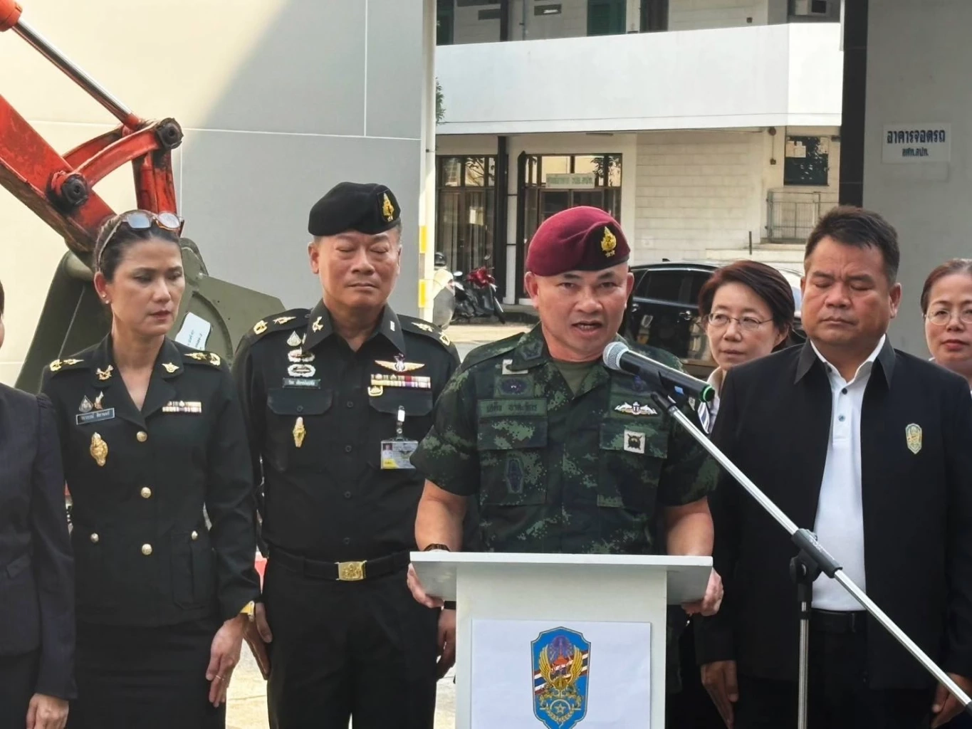 สุดยอด! นศ.วปอ.67 พัฒนารถตักหุ้มเกราะต้นแบบ "ทำลายทุ่นระเบิด" ส่งมอบ ทบ.(มีคลิป)