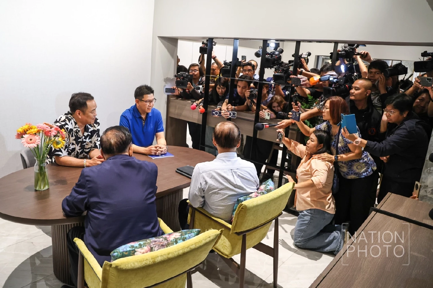 อนุทิน ชาญวีรกูล เชิญ อดีตข้าราชการระดับสูง มากความสามารถ มาร่วมหารือ ทาบทามให้เป็นรมต. โดยมีสื่อมวลชน ติดตามถ่ายทอดอย่างเปิดเผย 