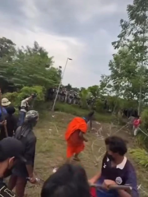 ด่วน! ตำรวจ คฝ.บ้านหนองหญ้าแก้ว ใช้ "กระสุนยาง-แก๊สน้ำตา" หลัง "ม็อบกัมพูชา" บุกรื้อลวดหนาม