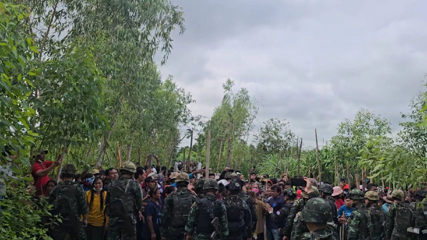 เเฉ! "กำนันลี" ขนชาวบ้านมายั่วยุ ป่วนทหารชายแดน "บ้านหนองจาน"