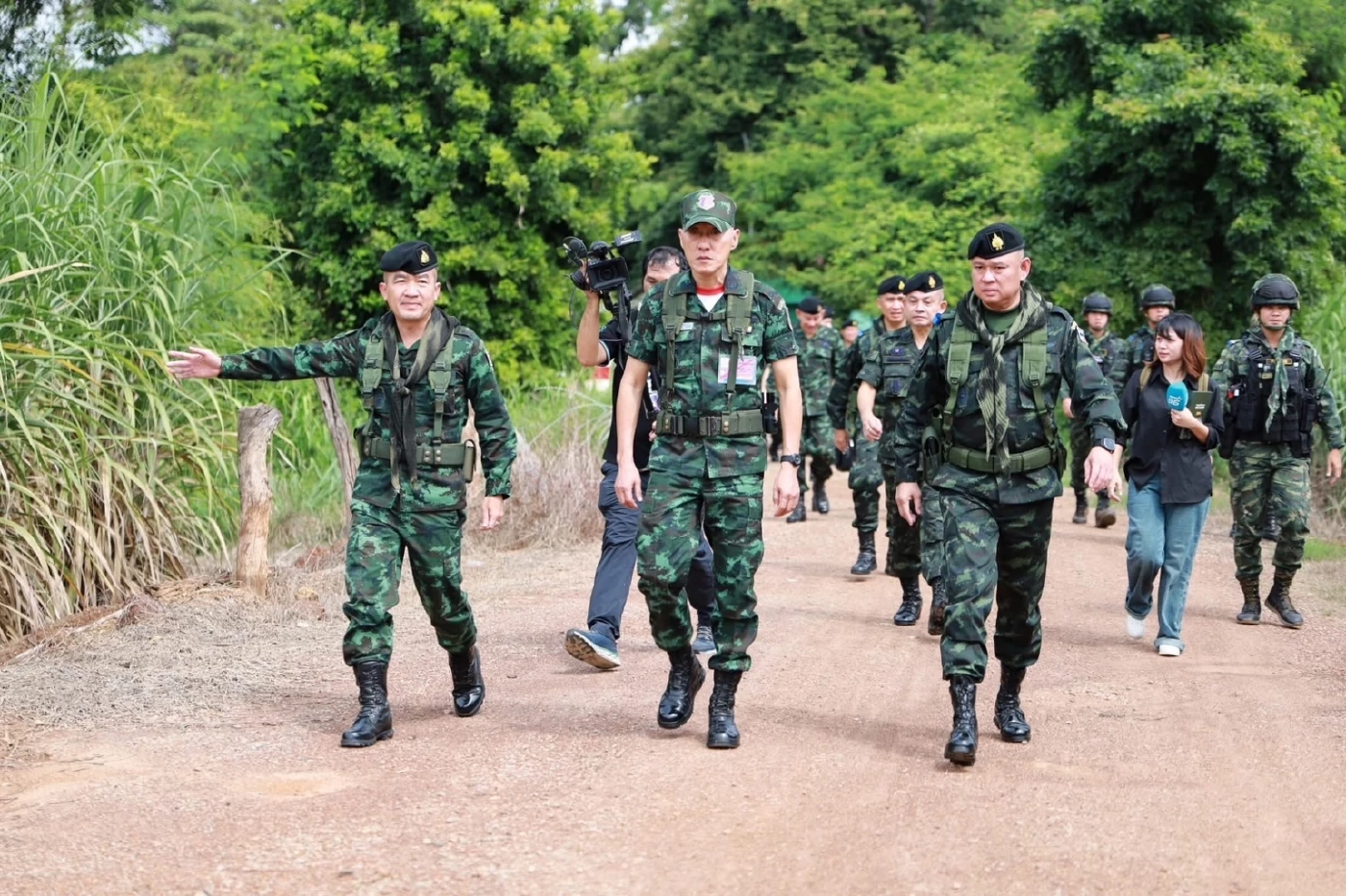 พล.ท.อมฤต ไปตรวจบ้านหนองจาน สั่งลาตำแหน่งแม่ทัพภาคที่ 1