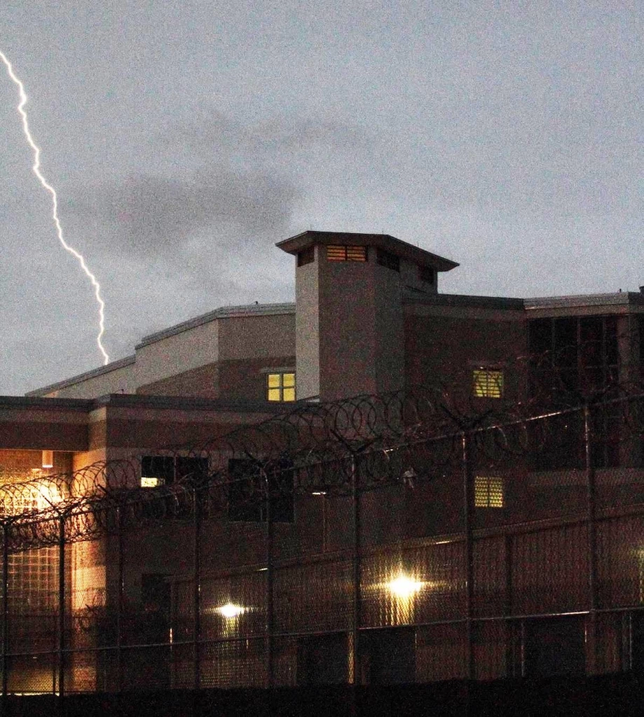 เงื่อนแง่คำสั่ง "คดีชั้น 14" เงื่อนแง่ "ระเบียบนอนนอกคุก"