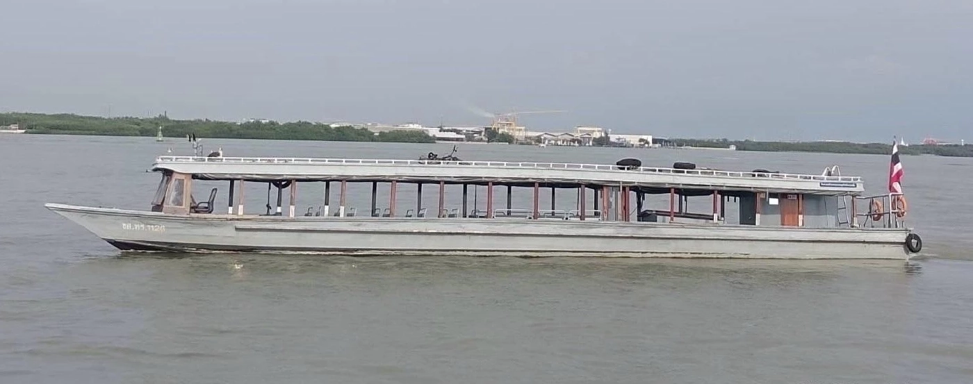 กองทัพเรือ จัดเรือ 3 ลำ ช่วยอำนวยความสะดวกประชาชน หลังเหตุ "ถนนทรุด"