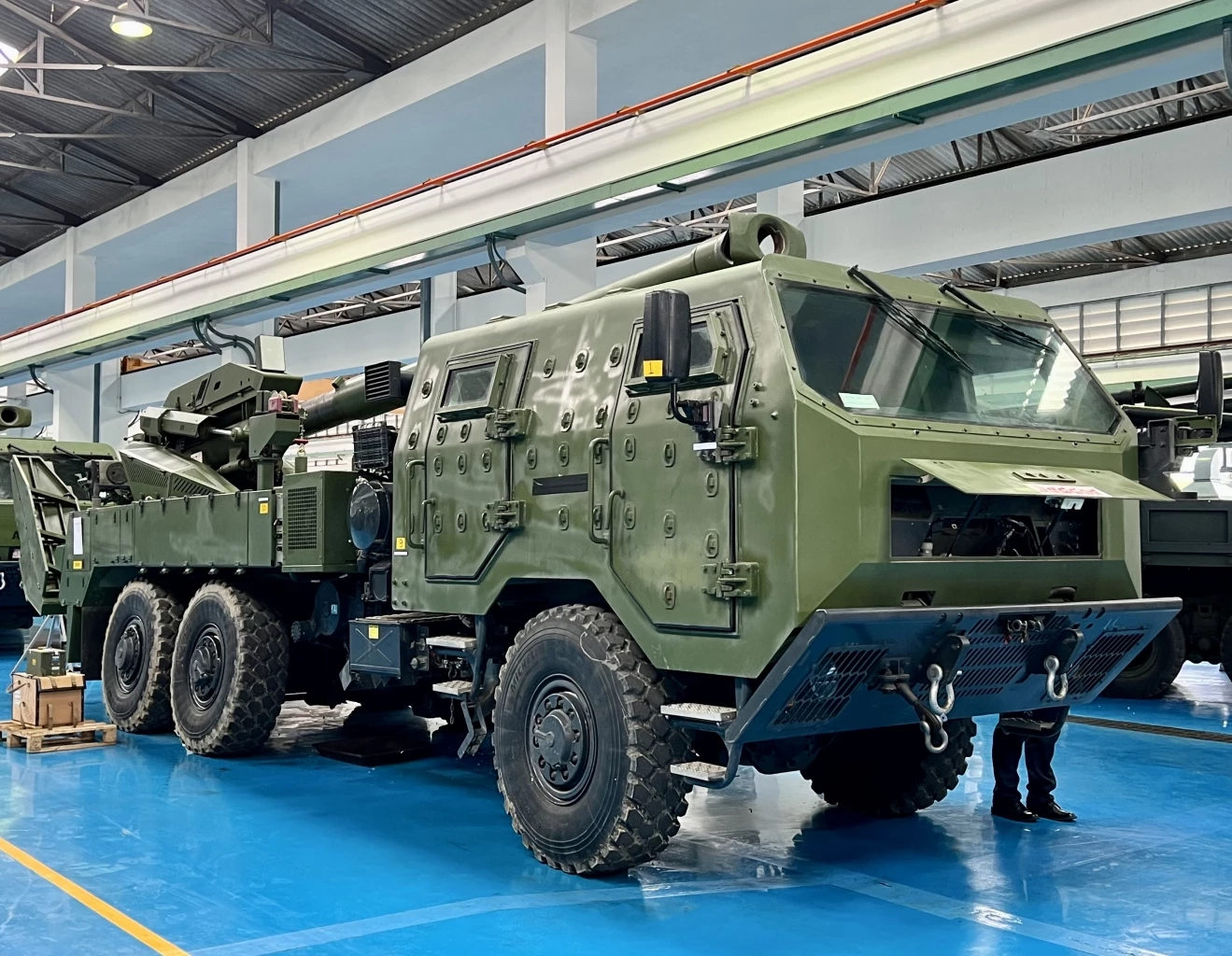 ปลัด กห. ดูการซ่อมปืนใหญ่ ATMG ที่ใช้สนับสนุนภารกิจชายแดน ทภ.2