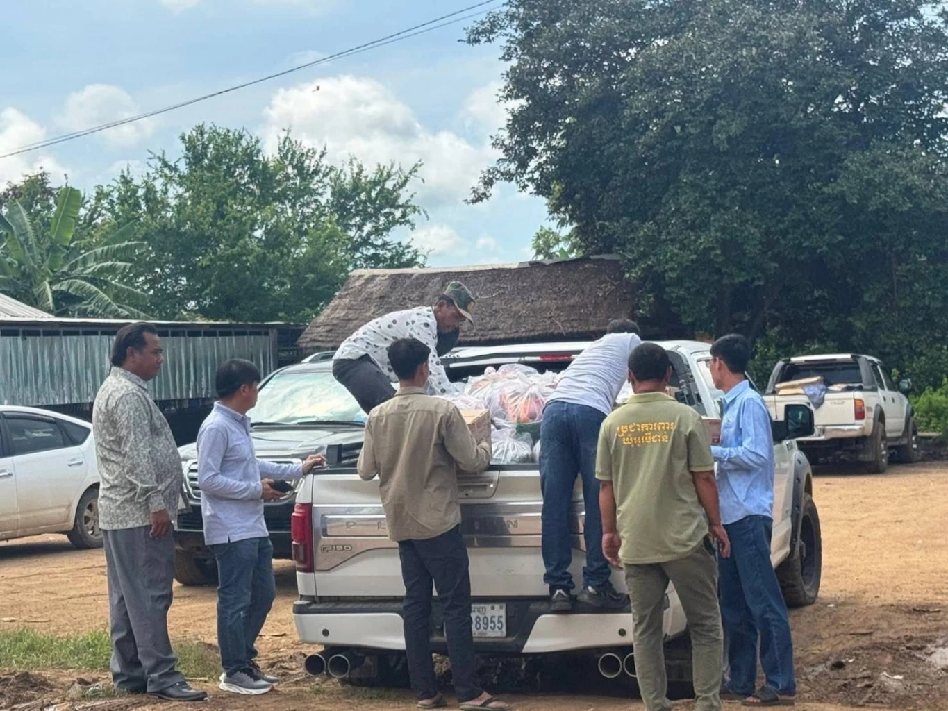 แฉภาพ ฝ่าย "กัมพูชา" เตรียมหน้ากากกันแก๊สน้ำตา แจกจ่ายมวลชน