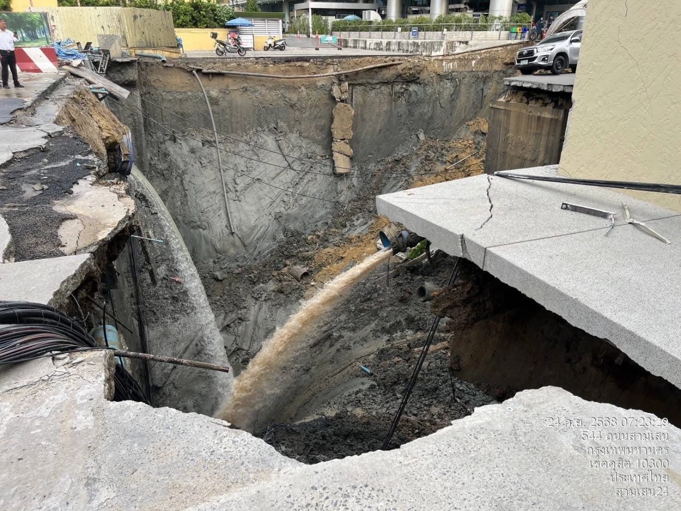 ด่วน! เขตดุสิต ประกาศปิดจราจร ‘แยกวชิรพยาบาล’ หลังถนนทรุดตัวหนัก