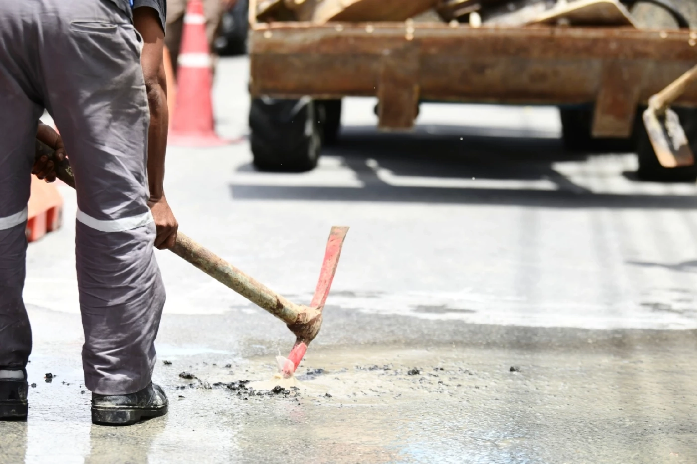 รองผู้ว่าฯ ยัน ถนนปูด-น้ำซึมหน้า บ.บุญรอดฯ ไม่เกี่ยวกับหลุมยุบหน้า รพ.วชิรฯ