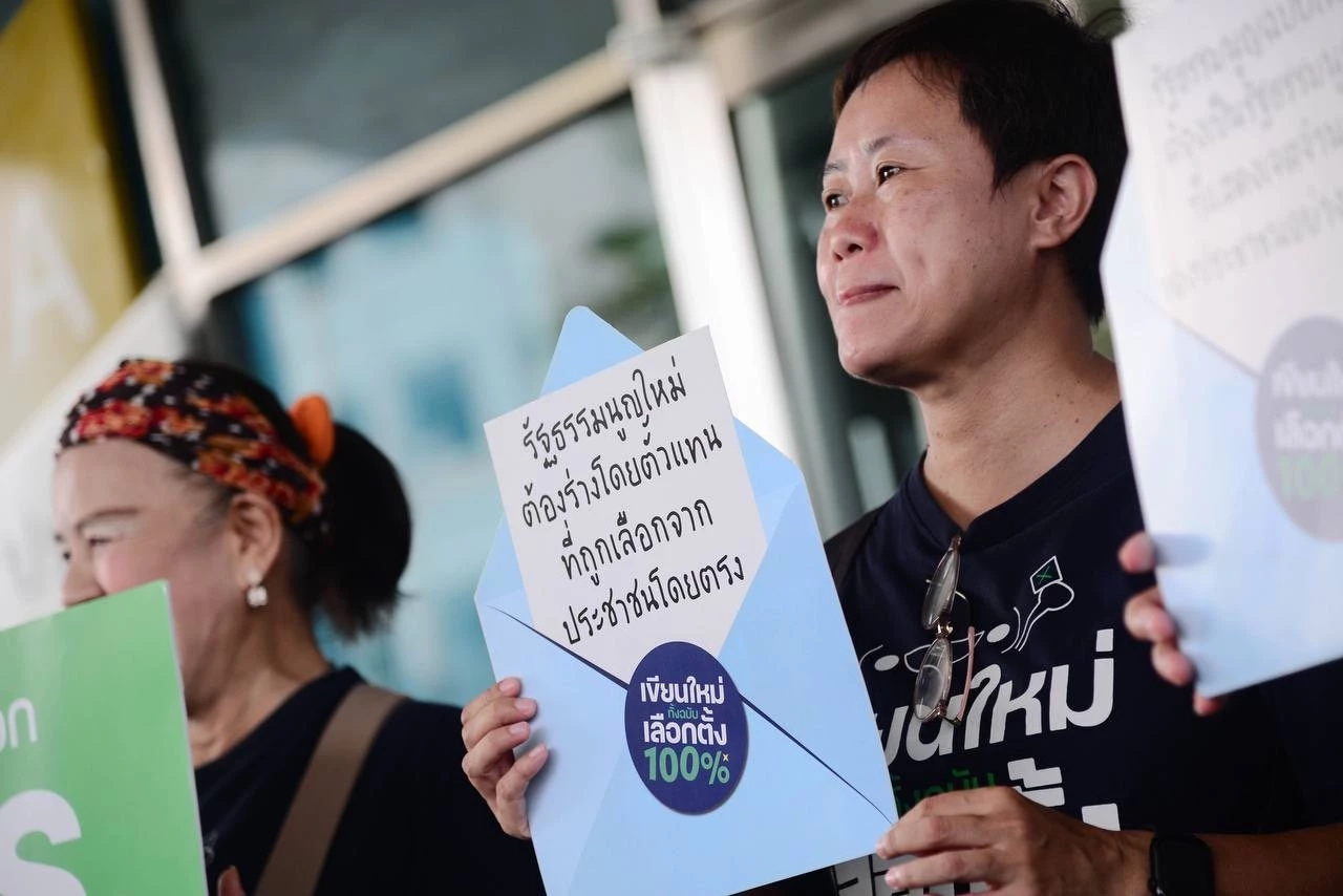 "เครือข่ายประชาชนร่างรธน." บุก "ศาลรธน."  ทวงคืนอำนาจปชช. เลือกผู้ร่างรธน.