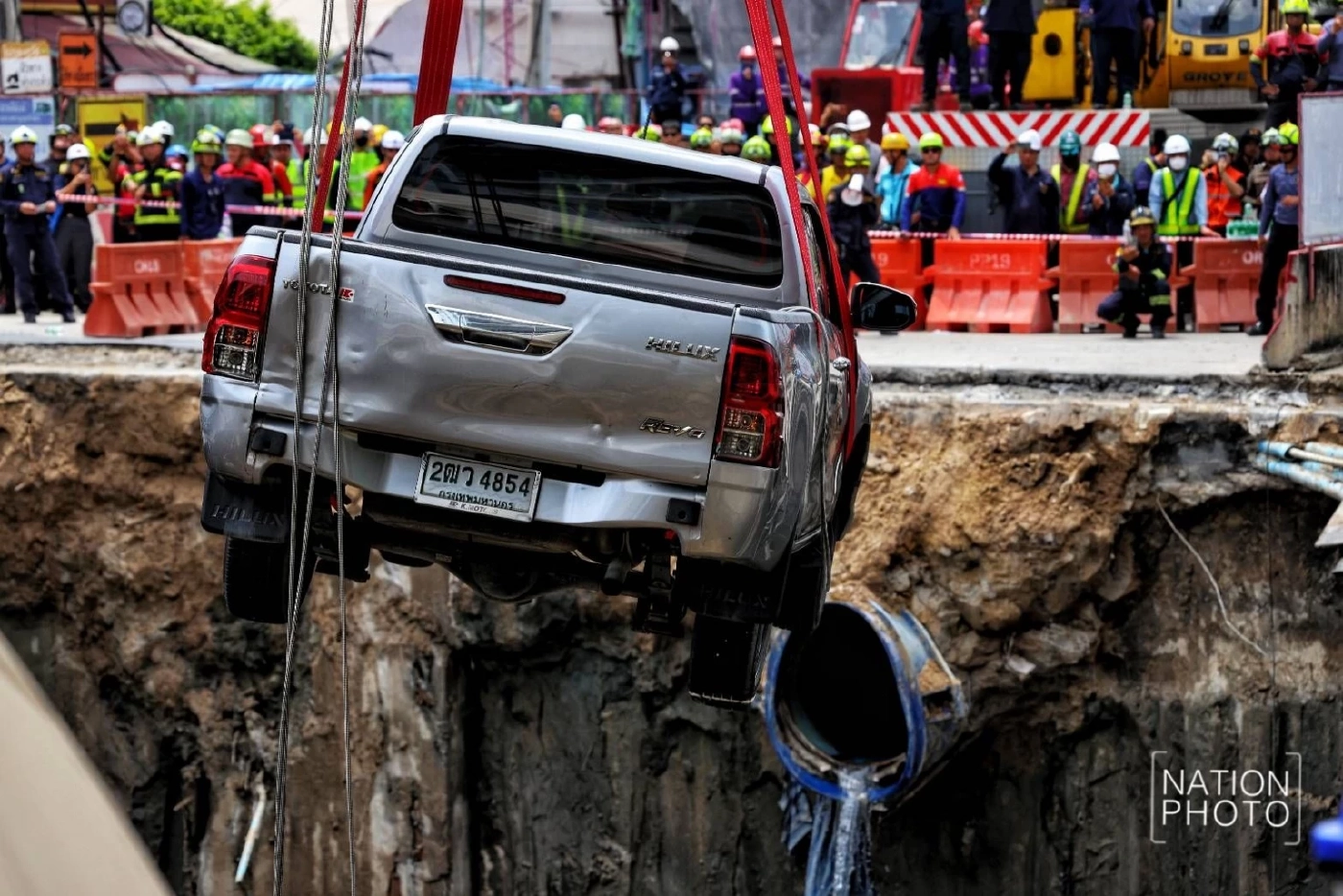 นายกฯ ชี้ "ถนนยุบ" ผิดพลาดทางวิศวกรรม ลั่นภายใน 2 วันต้องรู้สาเหตุ