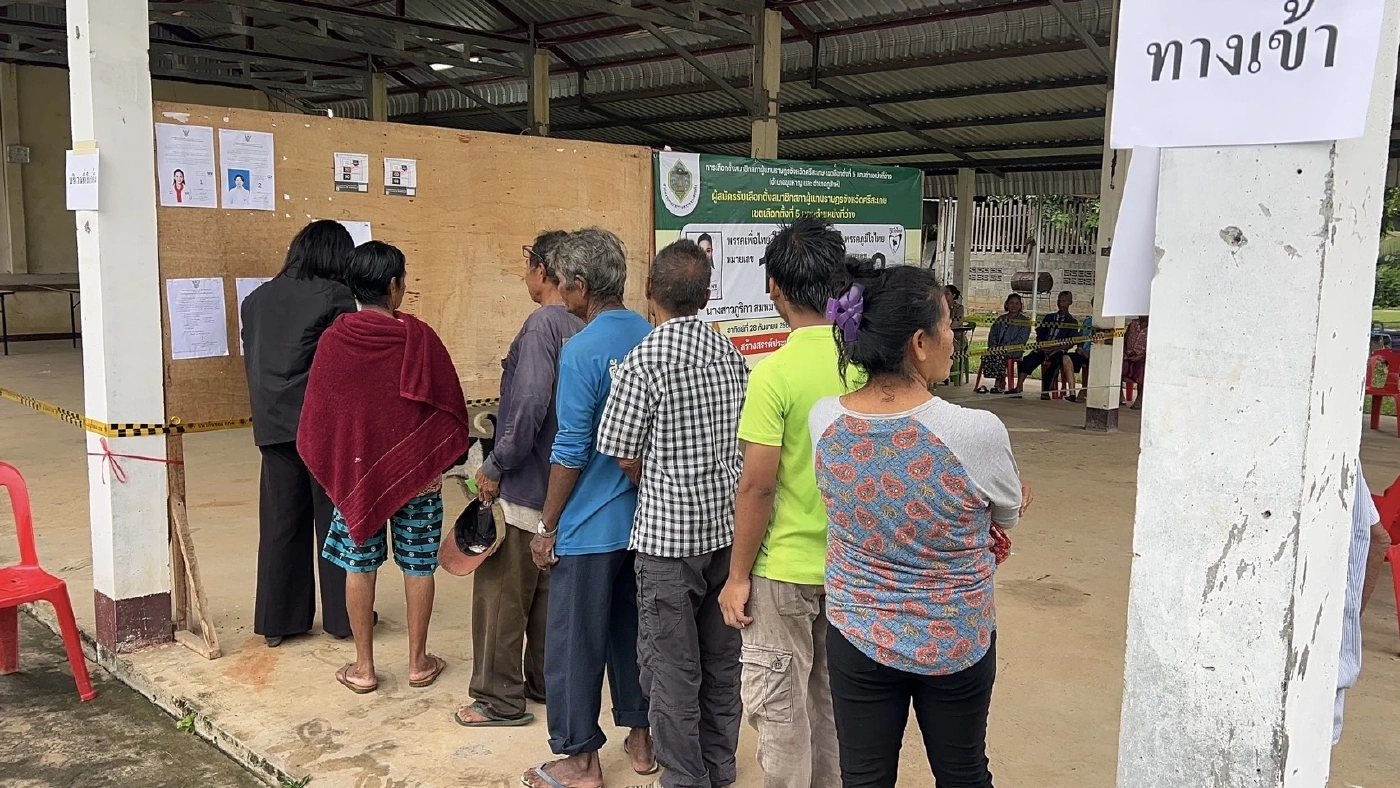 ผู้พิการ-ผู้สูงอายุ รีบใช้สิทธิ์เลือกตั้งซ่อมศรีสะเกษ ตั้งแต่เช้า หวั่นเหตุปะทะชายแดน