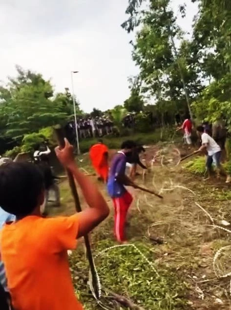 ด่วน! ตำรวจ คฝ.บ้านหนองหญ้าแก้ว ใช้ "กระสุนยาง-แก๊สน้ำตา" หลัง "ม็อบกัมพูชา" บุกรื้อลวดหนาม