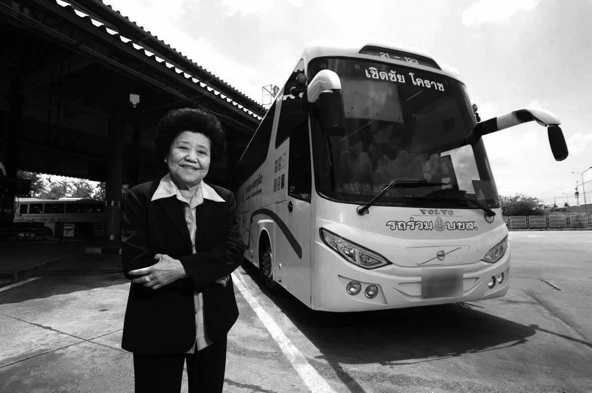 เศร้า! ปิดตำนาน "เจ้าแม่รถทัวร์" สิ้น "เจ๊เกียว" หญิงแกร่งเมืองย่าโม​