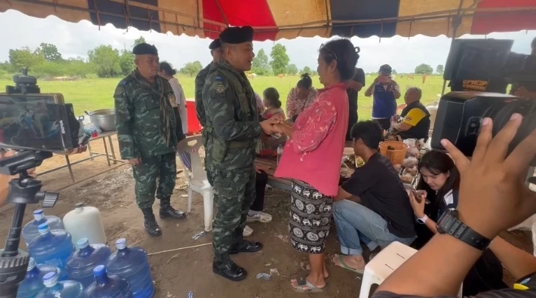 ทหาร-ชาวบ้านหนองหญ้าแก้ว ล้อมวงกินข้าวเคลียร์ใจ ปมปักธงชาติ