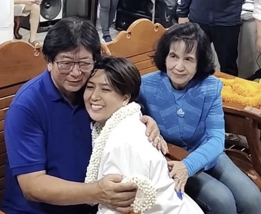 ธีระ และนริตา ดีใจในชัยชนะของลูกสาว