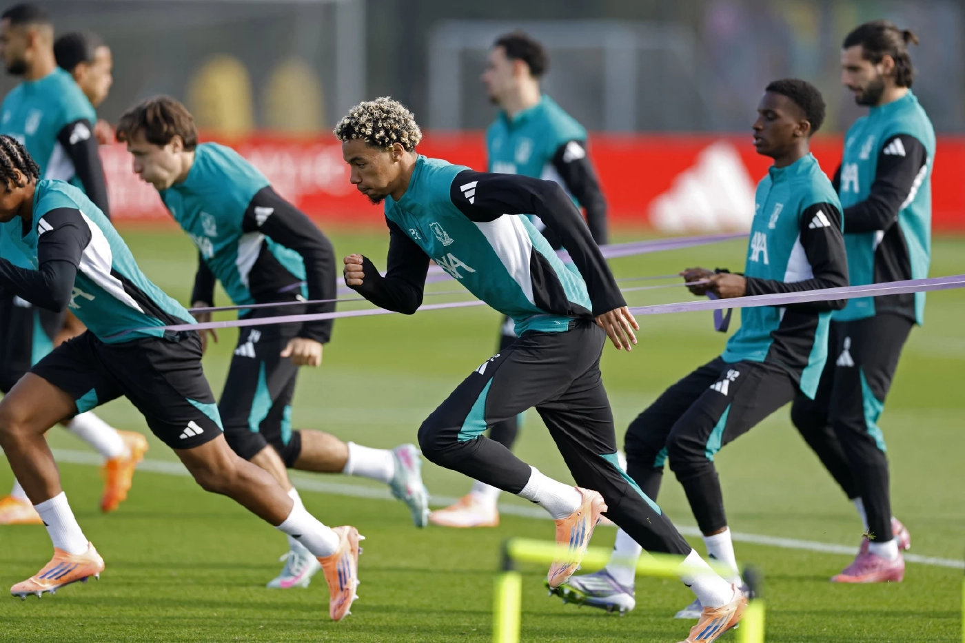 ศึกแก้ตัว! ลิเวอร์พูล บุกเยือน กาลาตาซาราย วัดใจ 'ชล็อต' ปรับแท็กติก