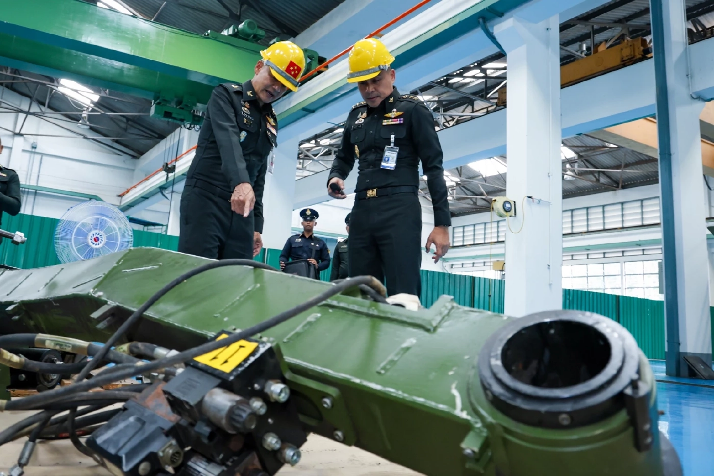 ปลัด กห. ดูการซ่อมปืนใหญ่ ATMG ที่ใช้สนับสนุนภารกิจชายแดน ทภ.2