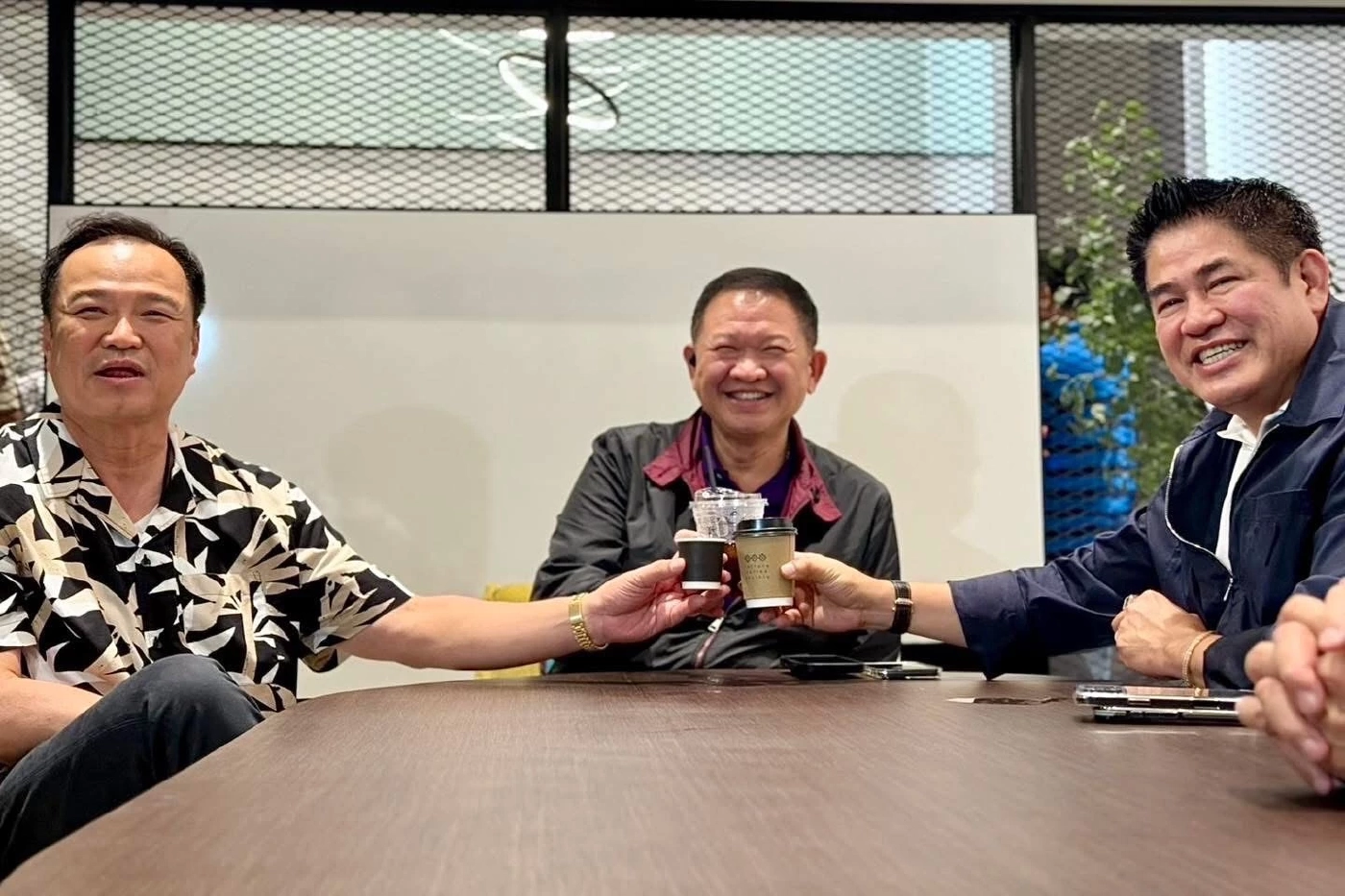 อัครเดช ร่วมวงสนทนากับอนุทิน และธรรมนัส ในฐานะแกนนำมะขามน้ำเงิน