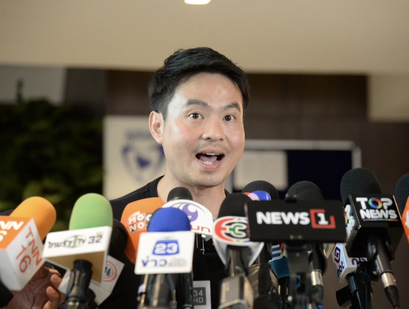 นายภราดร ปริศนานันทกุล