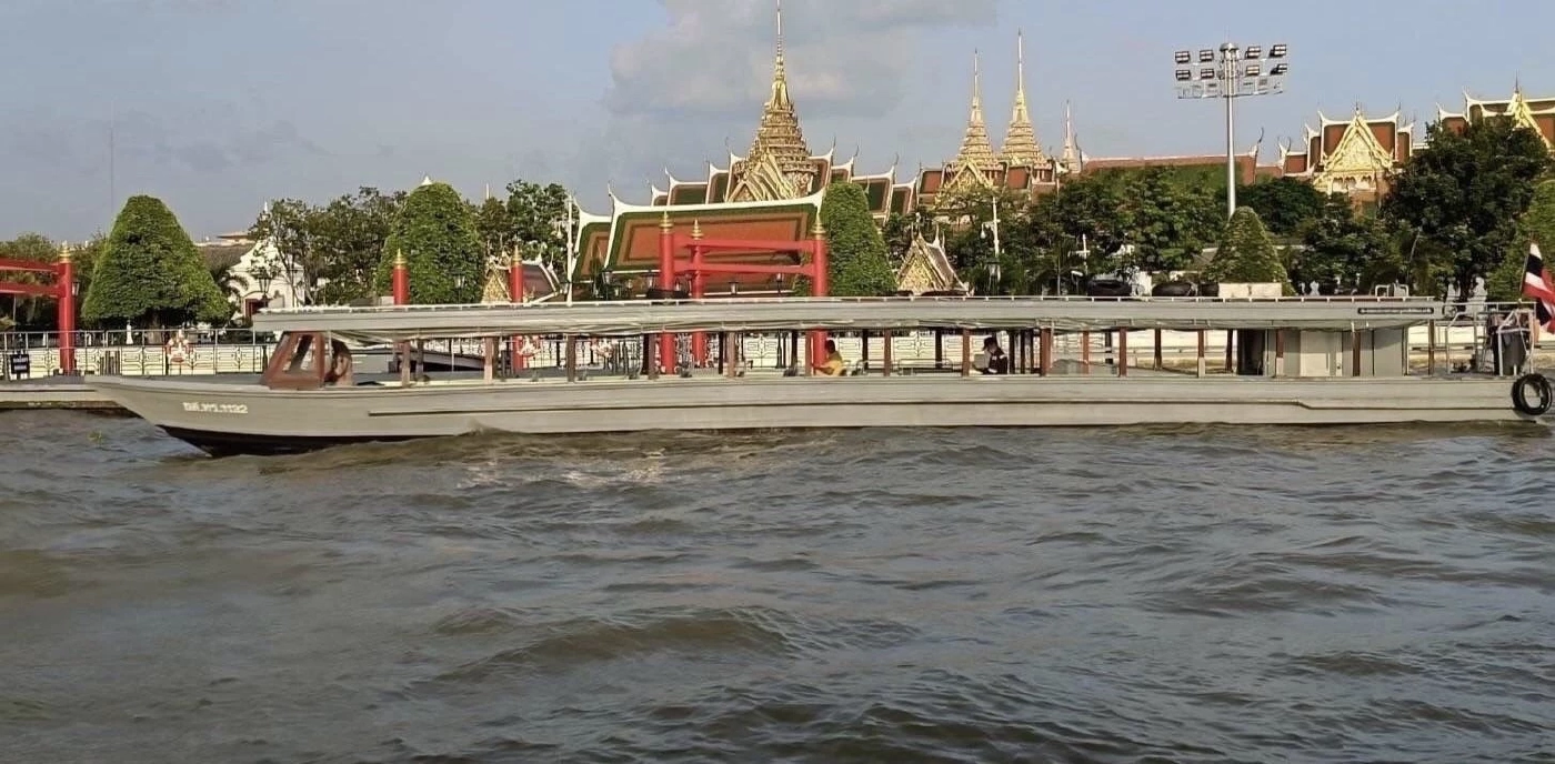 กองทัพเรือ จัดเรือ 3 ลำ ช่วยอำนวยความสะดวกประชาชน หลังเหตุ "ถนนทรุด"