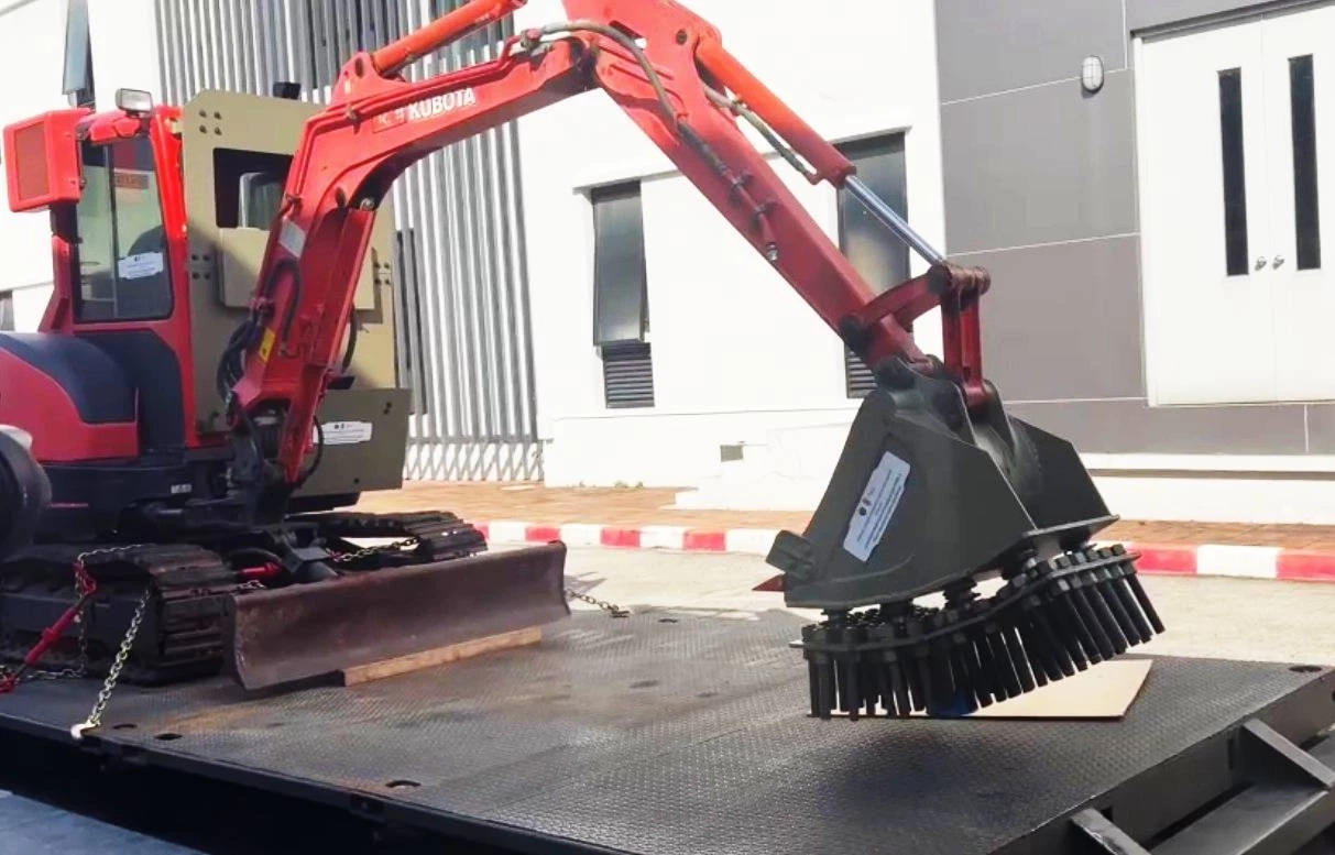 สุดยอด! นศ.วปอ.67 พัฒนารถตักหุ้มเกราะต้นแบบ "ทำลายทุ่นระเบิด" ส่งมอบ ทบ.(มีคลิป)