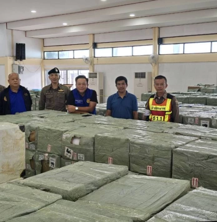 ระดมกำลังยึด "บุหรี่ไฟฟ้า" กว่า 5 แสนชิ้น มูลค่ากว่า 90 ล้านบาท (มีคลิป)