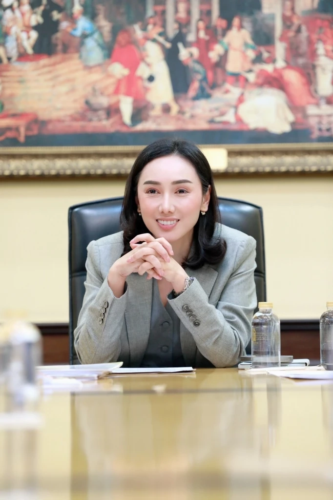  ดร.ลิณธิภรณ์ วริณวัชรโรจน์ รองเลขาธิการพรรคเพื่อไทย 