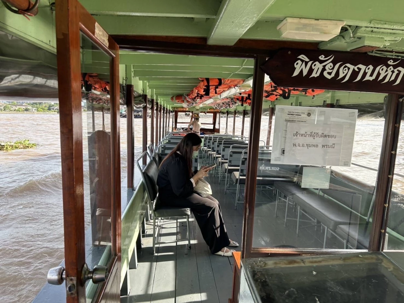 กองทัพเรือ จัดเรือ 3 ลำ ช่วยอำนวยความสะดวกประชาชน หลังเหตุ "ถนนทรุด"
