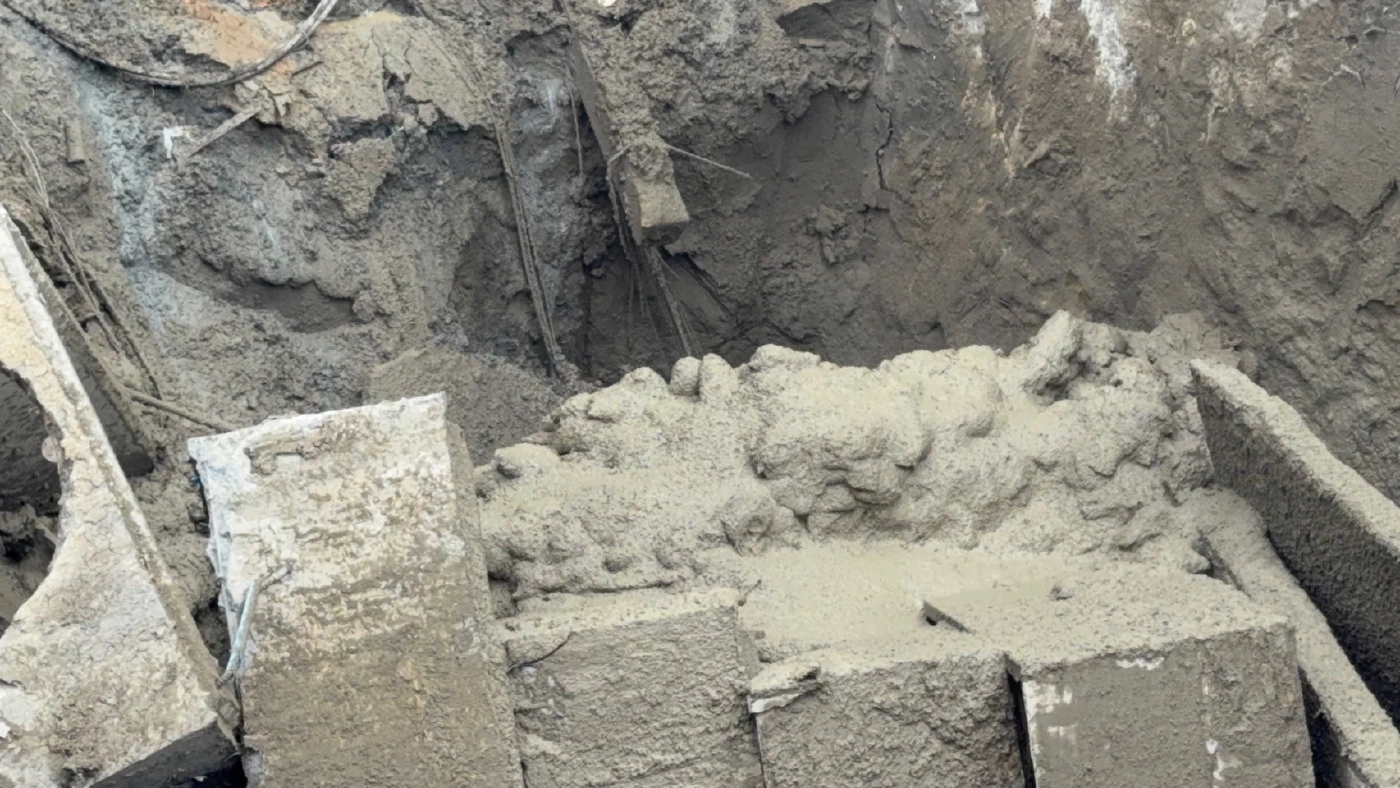 เปิดคลิป! เทปูน 500 คิว ปิดหลุม "ถนนทรุด" แทนใช้กระสอบทรายถม