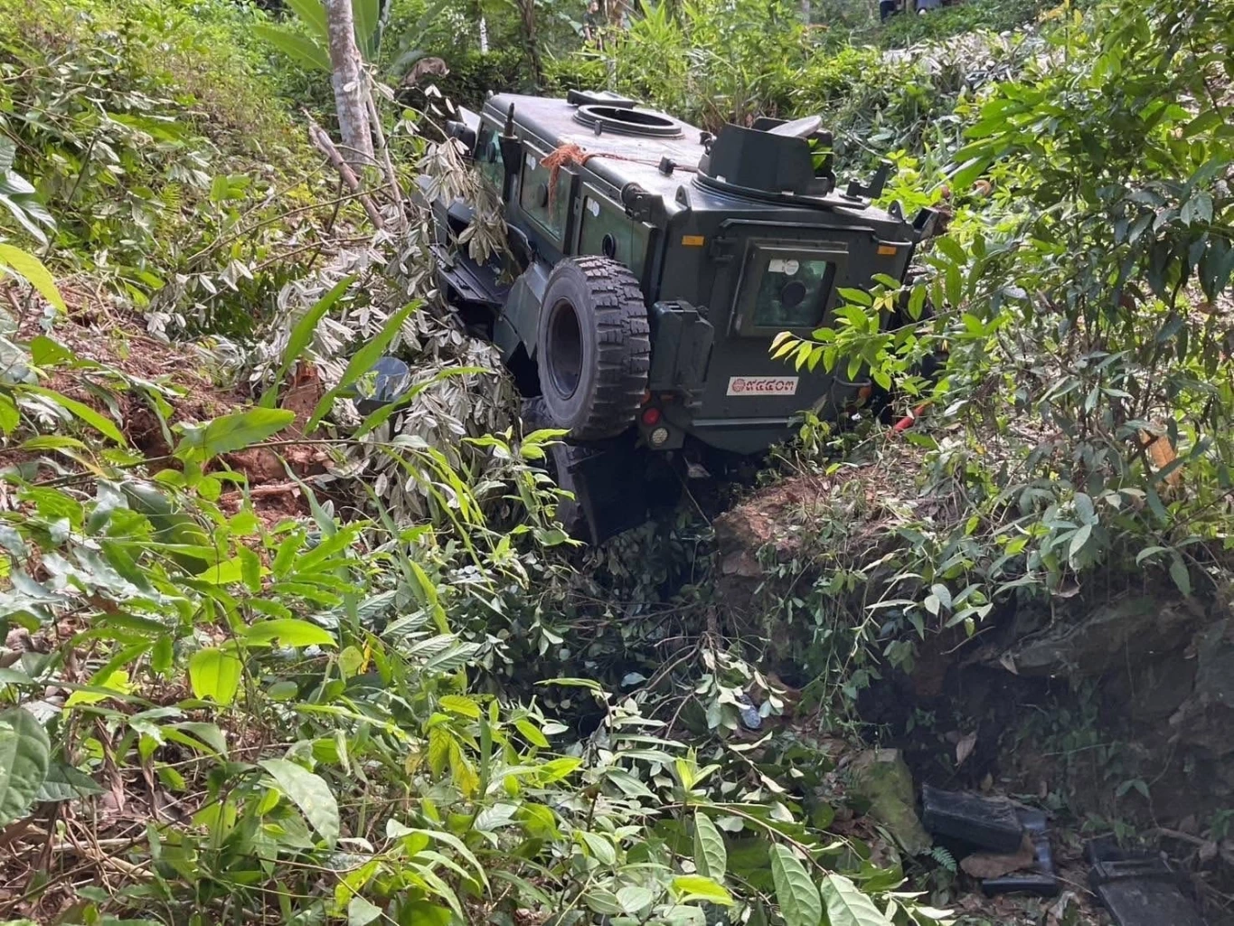 ทหารปะทะเดือดกลุ่มก่อความไม่สงบ! ส่งกำลังเสริมรถตกเหว เจ็บ 8 นาย