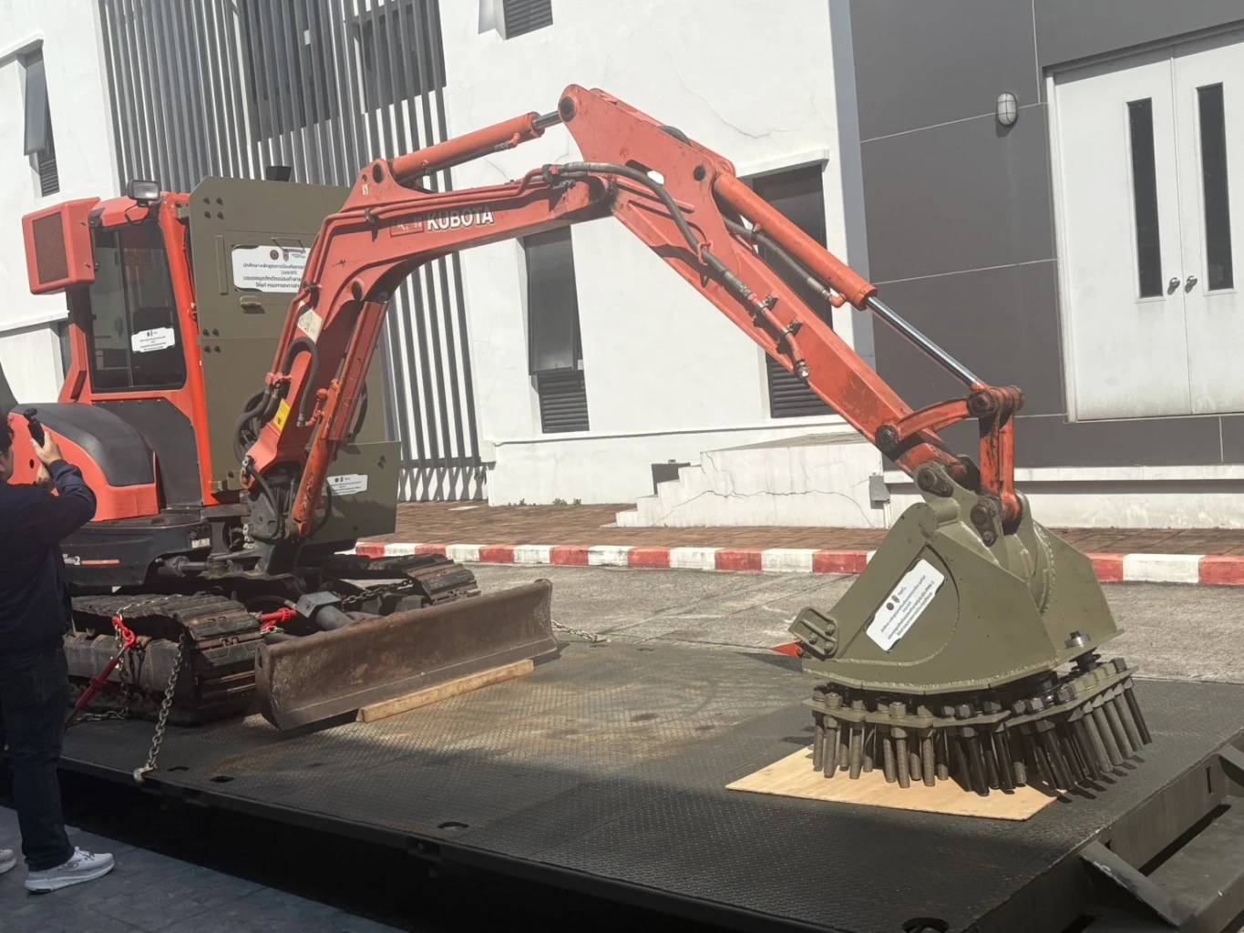 สุดยอด! นศ.วปอ.67 พัฒนารถตักหุ้มเกราะต้นแบบ "ทำลายทุ่นระเบิด" ส่งมอบ ทบ.(มีคลิป)