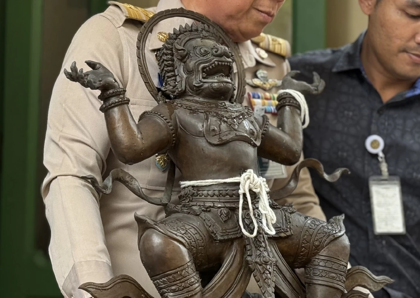 เปิดคลิป! "นายกฯหนู" สายมู อุ้มอัญเชิญ "องค์นรสิงห์จำลอง" สมัยลุงตู่สร้าง