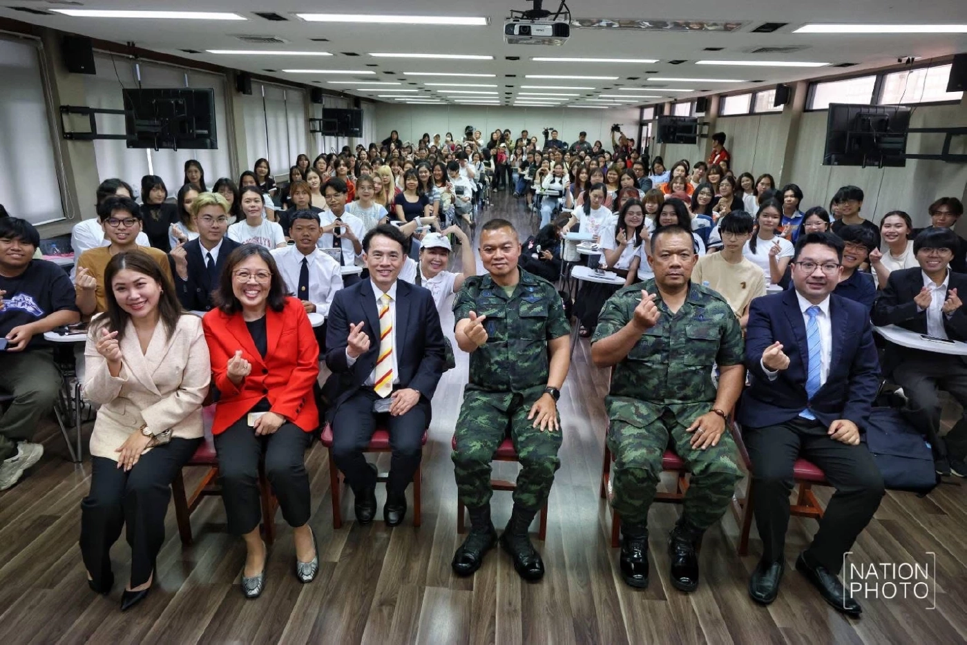 แม่ทัพบุญสิน ยังเดินสายพบนักศึกษา