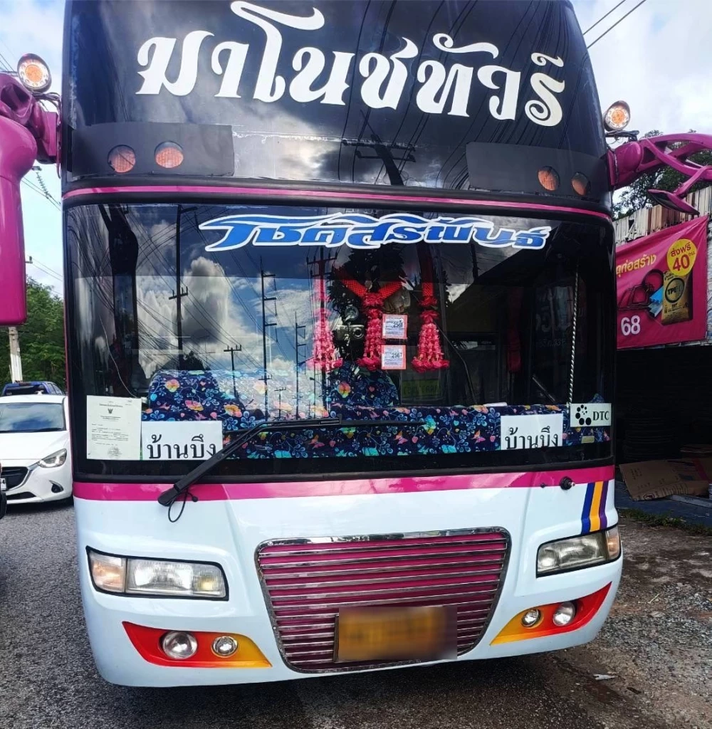 กระบะซิ่งชน "เสาไฟฟ้า" ล้ม 12 ต้น รถอีก 2 คันซวยโดนลูกหลงด้วย