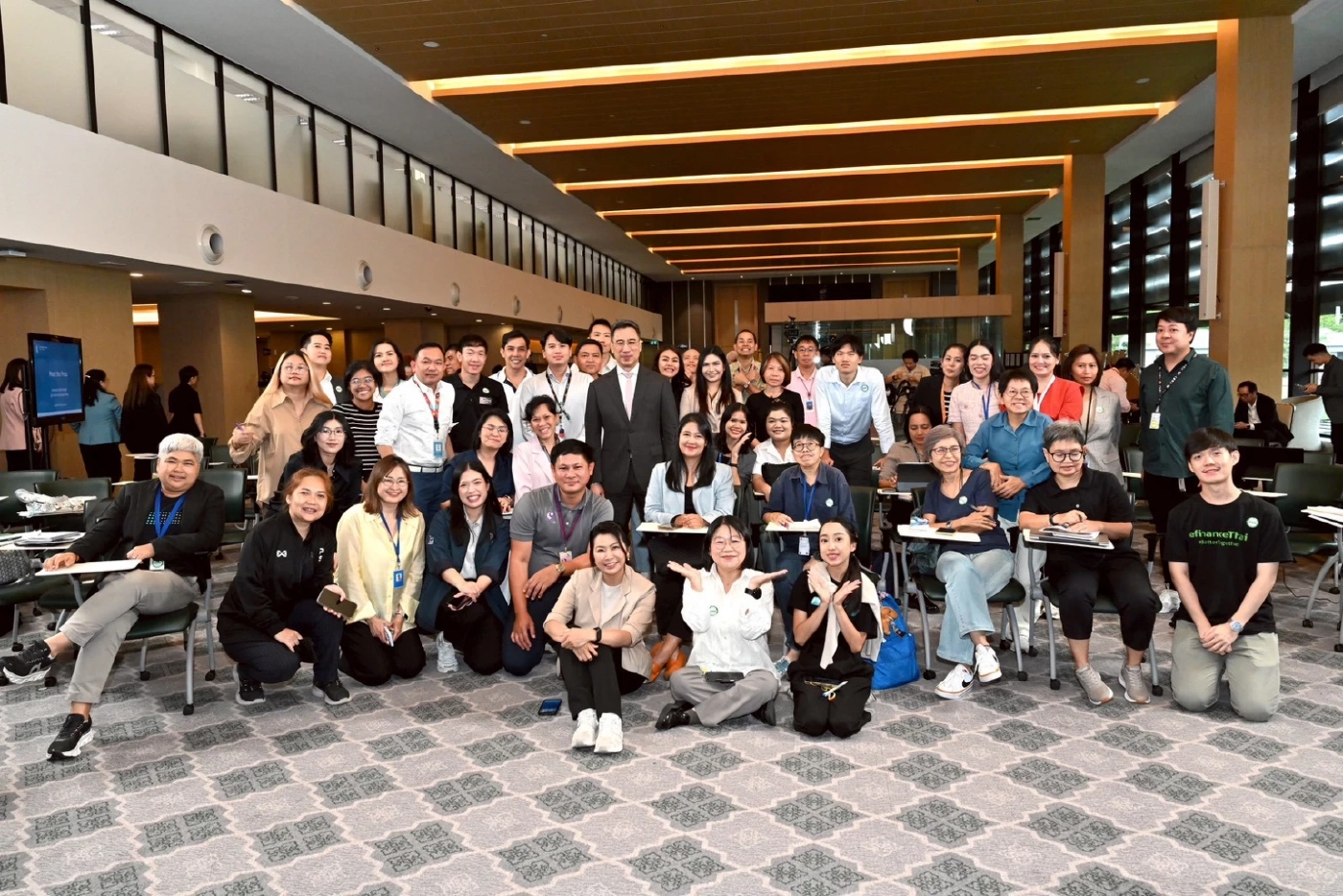 ‘เศรษฐพุฒิ’ เตือนเสถียรภาพทางการคลัง เสี่ยงถูกดาวน์เกรดเครดิต