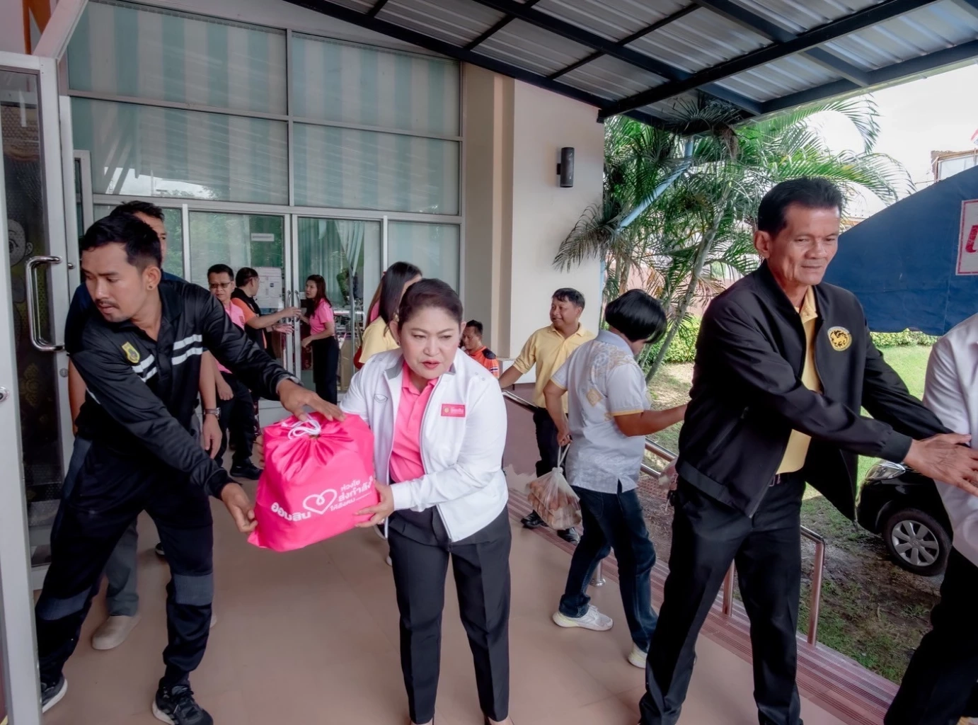 ออมสินมอบถุงยังชีพช่วยเหลือผู้ประสบอุทกภัย อุตรดิตถ์ - พิษณุโลก