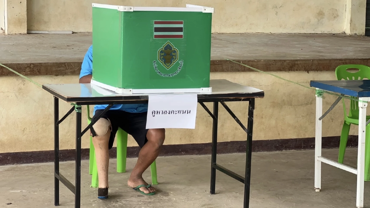 ผู้พิการ-ผู้สูงอายุ รีบใช้สิทธิ์เลือกตั้งซ่อมศรีสะเกษ ตั้งแต่เช้า หวั่นเหตุปะทะชายแดน