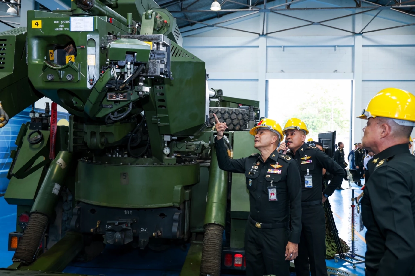 ปลัด กห. ดูการซ่อมปืนใหญ่ ATMG ที่ใช้สนับสนุนภารกิจชายแดน ทภ.2