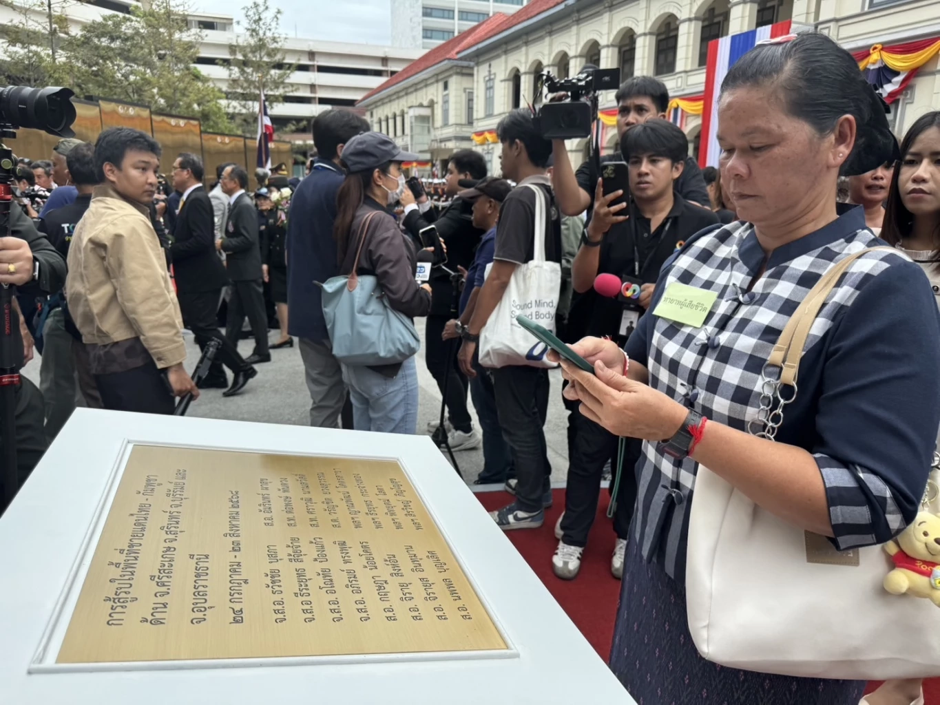 ผบ.ทบ.ประธาน พิธีจารึกนาม 16 ทหารกล้า ญาติหลั่งน้ำตาอาลัย