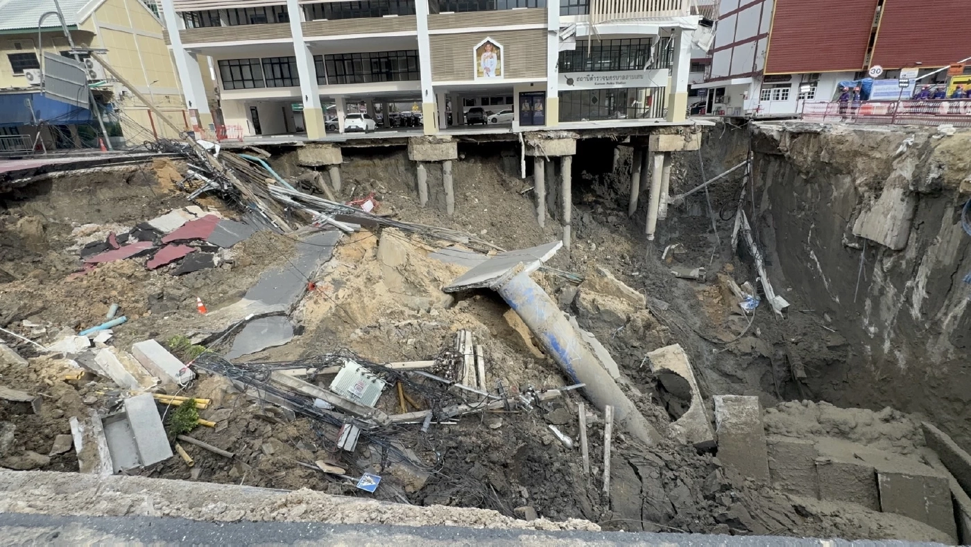 เปิดคลิป! เทปูน 500 คิว ปิดหลุม "ถนนทรุด" แทนใช้กระสอบทรายถม