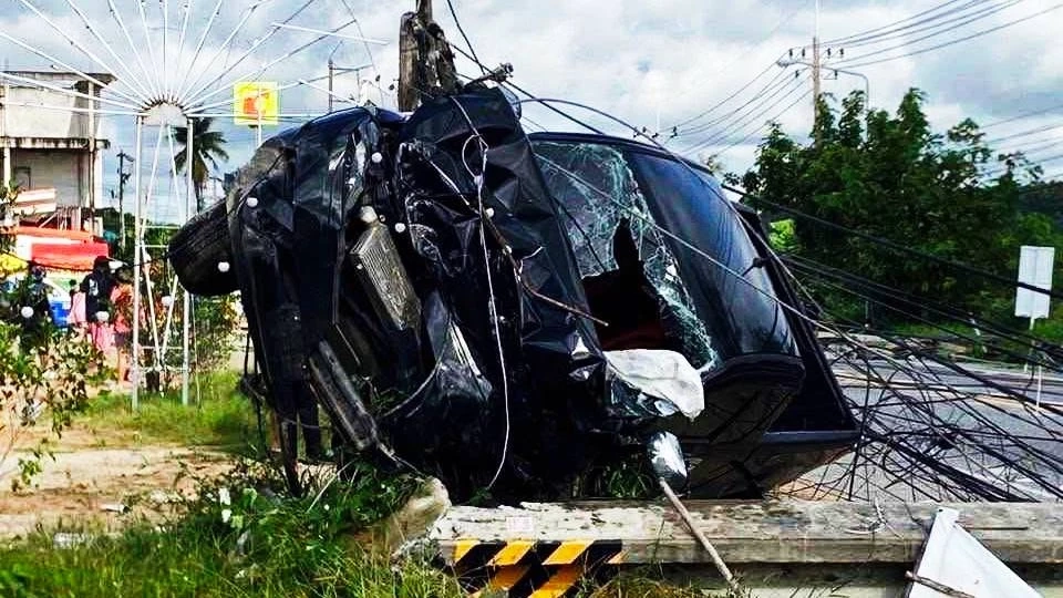 กระบะซิ่งชน "เสาไฟฟ้า" ล้ม 12 ต้น รถอีก 2 คันซวยโดนลูกหลงด้วย